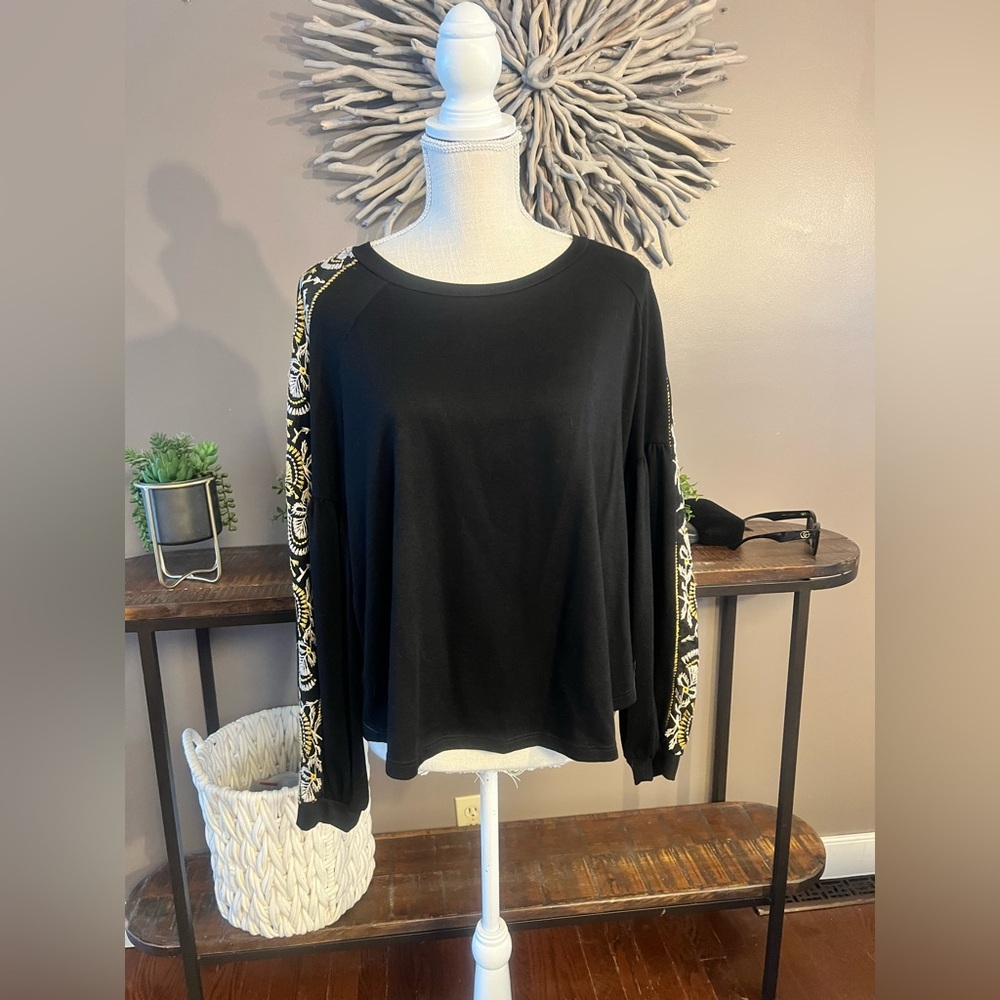 W5 Top. Long sleeve black.